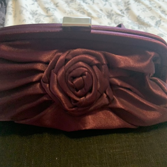 Pretty vintage vibe satin clutch with wristlet - Picture 3 of 4